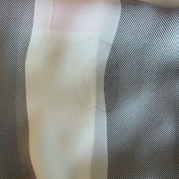 🔥 Burberry Lightweight 100% authentic, Silk Scarf ❤️ - Picture 4 of 5
